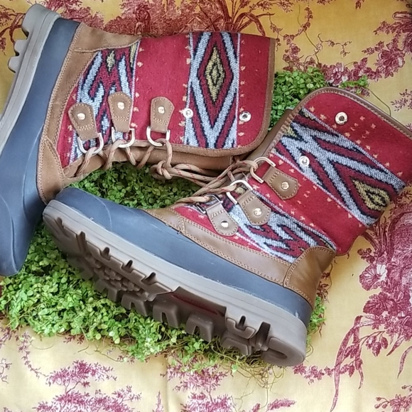 BareTraps Shoes - SOLD❤BARE TRAPS Blanket RED Rain FURRY Lace BOOTS